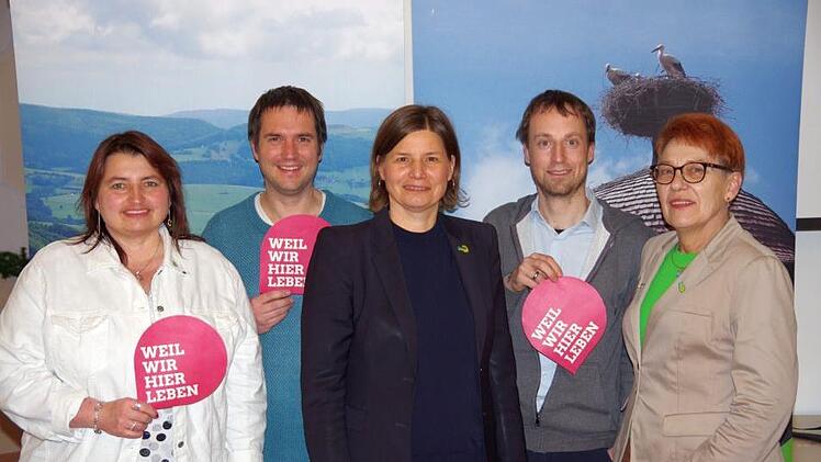 Die fünf Spitzenkandidaten von Bündnis 90/Die Grünen und Bürger für Umwelt mit dem Motto "Weil wir hier leben" (von links) Petra Winter (Platz 5), Martin Eisenmann (Platz 4), Manuela Rottmann (Platz 1), Tobias Eichelbrönner (Platz 2) und Monika Horcher (Platz 3). Foto: Klaus Werner