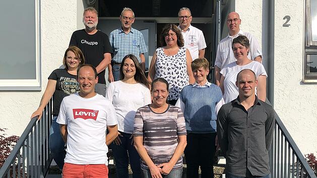 Der neue DJK-Vorstand: (vorne von links) Thomas B&ouml;hm, Margit K&ouml;mpel, Manuel Bug, (dahinter von links) Laura Kraus, Jaqueline Kraus, Elfriede D&auml;tig, (3. Reihe von links) Martin Gruber, B&uuml;rgermeisterin Katja Habersack, Simone M&uuml;ller, (hinten von links) Herbert Leibold, Roland Loch und Diakon Oliver Kirchner