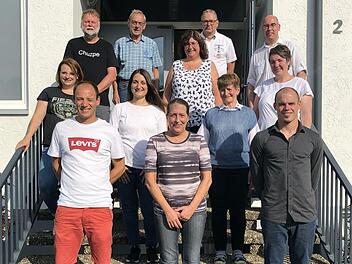 Der neue DJK-Vorstand: (vorne von links) Thomas Böhm, Margit Kömpel, Manuel Bug, (dahinter von links) Laura Kraus, Jaqueline Kraus, Elfriede Dätig, (3. Reihe von links) Martin Gruber, Bürgermeisterin Katja Habersack, Simone Müller, (hinten von links) Herbert Leibold, Roland Loch und Diakon Oliver Kirchner