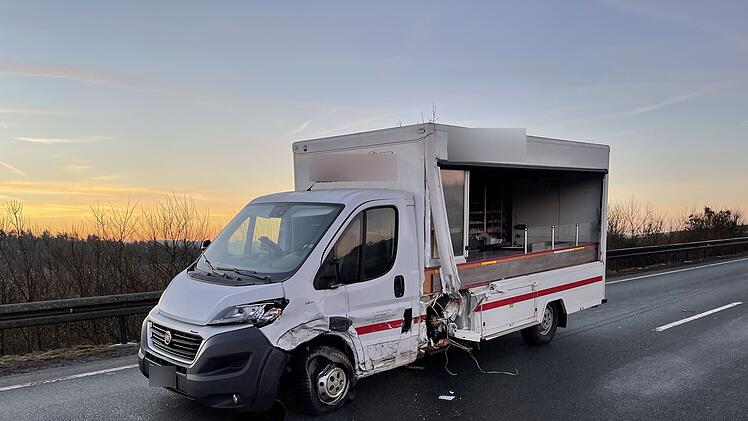 Selbitz: Auto kollidiert mit Grillhähnchenwagen: Eine Person stirbt