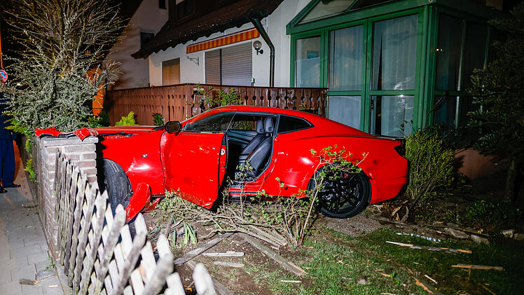 Erlangen: Sportwagen durchbricht Zaun und landet im Garten - Anwohner aus Schlaf gerissen