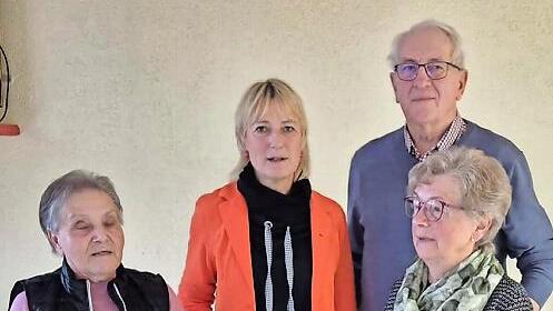 Vorsitzende Rosaline Koch (links) und Schriftf&uuml;hrerin Wiltrud Bauernschubert (vorne rechts) wurden aus ihrem &Auml;mtern verabschiedet. Kassier Anton Bauernschubert (hinten rechts) bleibt im Amt und sichert so das Fortbestehen der Kolpingsfamilie. Die...