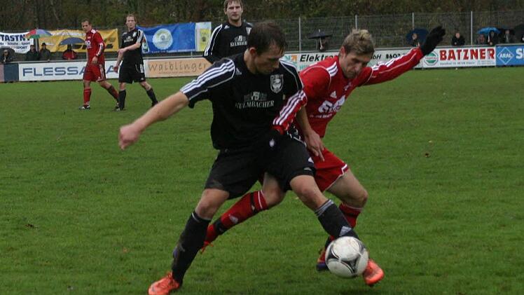 Der Eberner "Seppi" Weiß (vorne links) im Kampf um den Ball  mit dem Scheuerfelder  Langer.