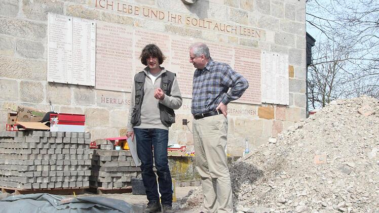Reiner Burkard im Gespräch mit Pfarrer Winfried Rucker. Foto: Thomas Heuchling
