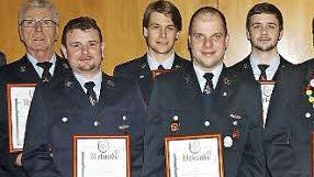 Silber für besondere Verdienste gab es für (vorne, von links) Marco Gensler, Tobias Fischer, Martin Hauk, Dieter Schärpf, sowie (hintere Reihe, v. l.): Albin Buttler, Thomas Englert, Dominik Ebert und Jürgen Mathes.