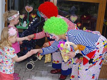 Vom Bürgermeister persönlich engagiert waren die Clowns das Highlight bei der Einweihung des Kita-Anbaus in Oberrodach.  Fotos: Heike Schülein