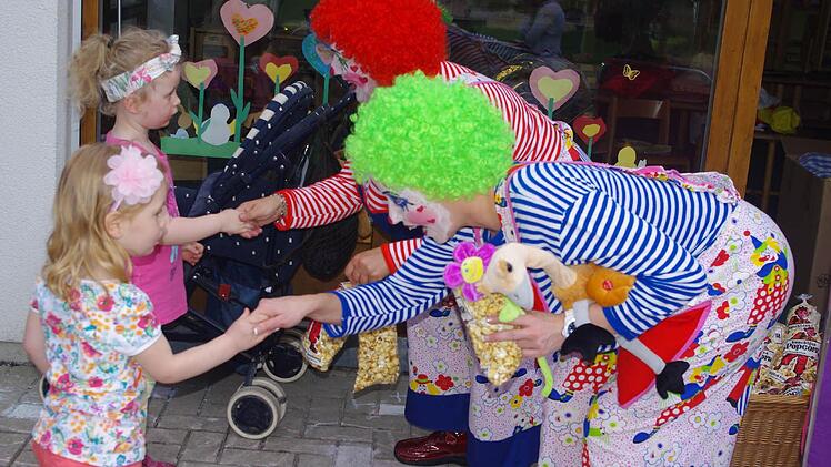 Vom Bürgermeister persönlich engagiert waren die Clowns das Highlight bei der Einweihung des Kita-Anbaus in Oberrodach.  Fotos: Heike Schülein
