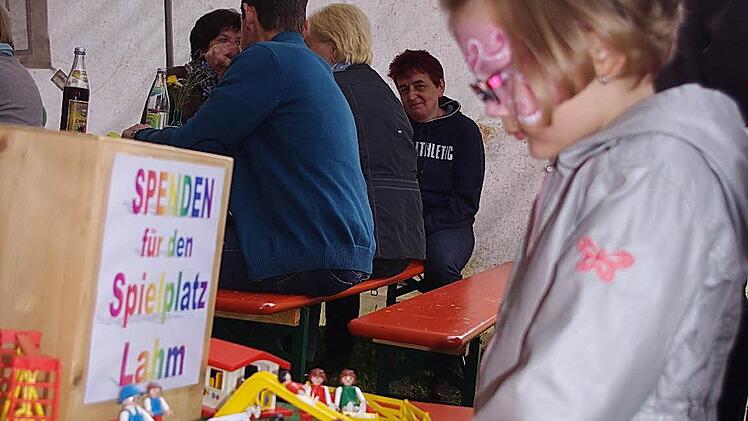 Die kleine Melissa vor der Spendenbox für den Lahmer Spielplatz Foto: Heike Schülein