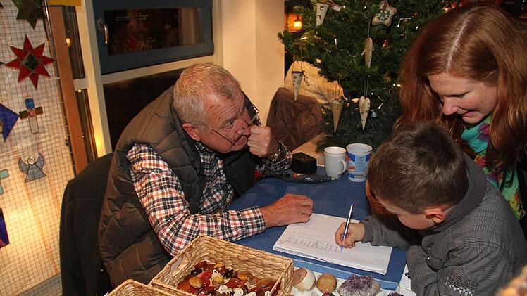 Bernt Pingel ritzt Namen in Glassteine - und erfreut die Besucher mit seiner Glaskunst. Foto: Sonja Adam