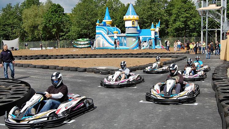 Start frei für die E-Karts zum Rennen auf der 350 Meter langen Strecke. Foto: Sigismund von Dobschütz