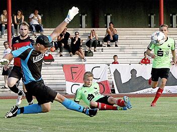 Da reagierte der Heilgersdorfer Torwart Christoph Marquardt hervorragend gegen Leon Holzheid (am Boden). Bei zwei Schüssen von Niklas Ehrlich (im Hintergrund) war er im zweiten Durchgang allerdings machtlos. Die Coburger Landesliga-Reserve gewann gegen den weiter sieglosen SV Heilgersdorf nach 0:1-Rückstand noch verdient mit 3:1. Fotos: Albert Höchstädter