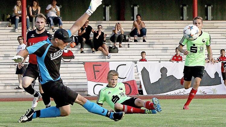 Da reagierte der Heilgersdorfer Torwart Christoph Marquardt hervorragend gegen Leon Holzheid (am Boden). Bei zwei Schüssen von Niklas Ehrlich (im Hintergrund) war er im zweiten Durchgang allerdings machtlos. Die Coburger Landesliga-Reserve gewann gegen den weiter sieglosen SV Heilgersdorf nach 0:1-Rückstand noch verdient mit 3:1. Fotos: Albert Höchstädter