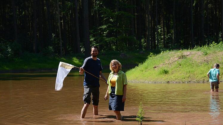 Peter Piel von der Unteren Naturschutzbehörde und Elisabeth Assmann überprüfen das Gewässer.  Foto: Archiv Assmann/BN