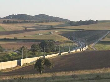 Die nördliche Trasseneinfahrt zum ICE-Tunnel "Eierberge" liegt zwischen den Dörfern Stadel und Püchitz. Im Hintergrund sind die Eierberge zu sehen, unter denen der Tunnel verläuft. Foto: Matthias Einwag