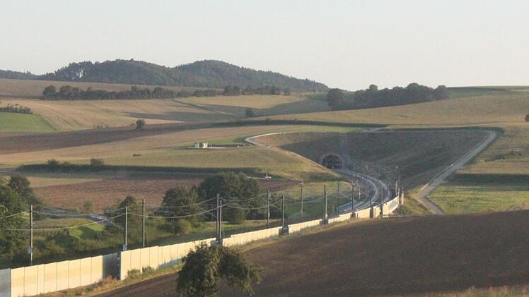 Die nördliche Trasseneinfahrt zum ICE-Tunnel "Eierberge" liegt zwischen den Dörfern Stadel und Püchitz. Im Hintergrund sind die Eierberge zu sehen, unter denen der Tunnel verläuft. Foto: Matthias Einwag