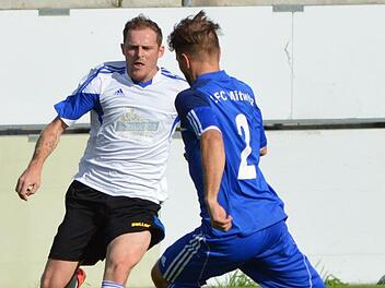 Die Qualit&auml;t des doppelten SCWO-Torsch&uuml;tzen Marcus Will (links), hier im Zweikampf mit dem Mitwitzer Tobias Gentsch, ist auch im Heimspiel gegen Neufang gefordert. Foto: Gunther Czepera