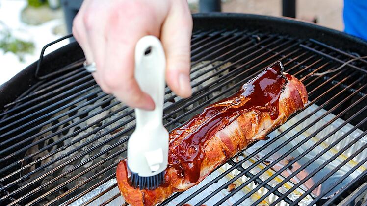 Die Lende wird mit BBQ-Soße glasiert. Foto: Matthias Hoch