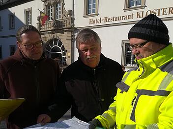 Architekt Joachim Perleth (links), Bürgermeister Max-Dieter Schneider und  Knut Kettel vom Amt für ländliche Entwicklung  beim Rundgang durch EbrachDaniela Becht-Zwetkov