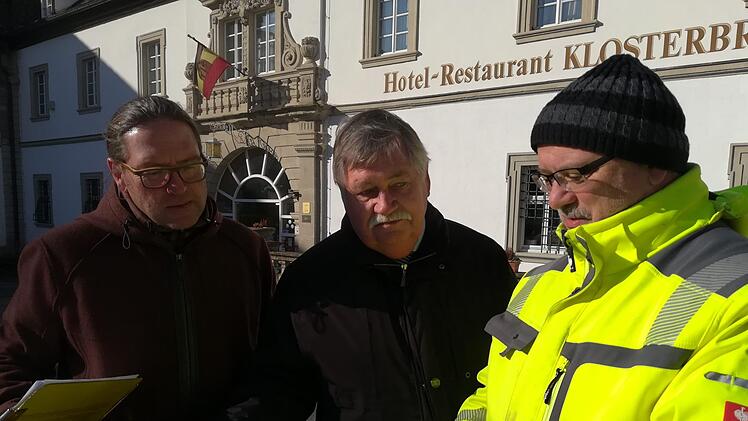 Architekt Joachim Perleth (links), Bürgermeister Max-Dieter Schneider und  Knut Kettel vom Amt für ländliche Entwicklung  beim Rundgang durch EbrachDaniela Becht-Zwetkov