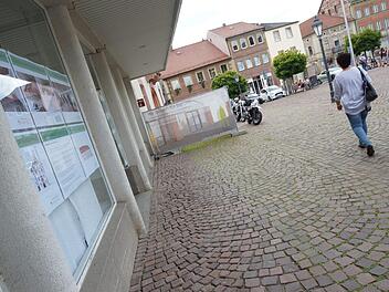 Die Stadt hat das ehemalige Kaufhaus mit den Plänen fürs Bürgerhaus plakatiert.Foto: Arkadius Guzy