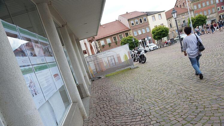 Die Stadt hat das ehemalige Kaufhaus mit den Plänen fürs Bürgerhaus plakatiert.Foto: Arkadius Guzy