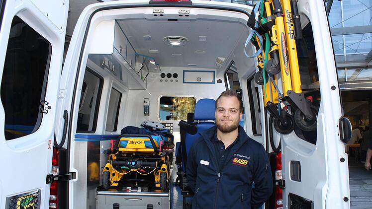 Lukas Hänsch vor dem Wünschewagen aus München