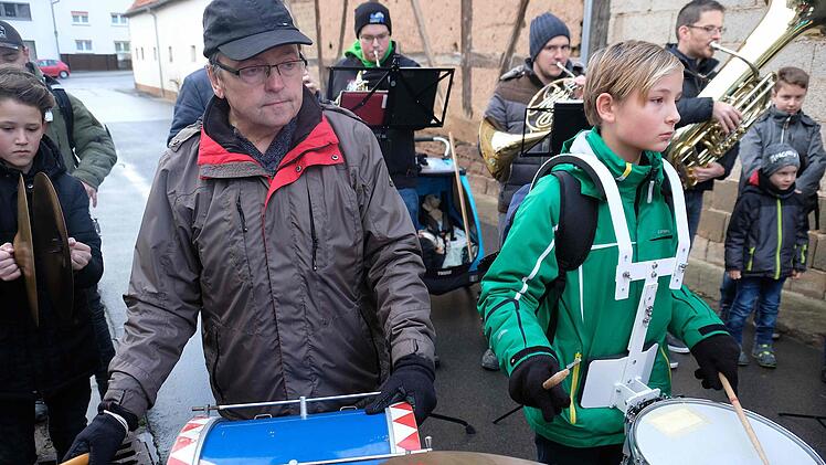 Jung und alt musizieren beim Silvesterblasen in Untererthal gemeinsam.Gerd Schaar