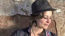 Sam - die Frau mit Gitarre und Hut