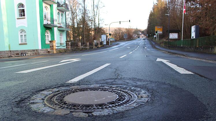 Im Staatsbad rollen die Autos über eine holprige und wenig repräsentative Ortsdurchfahrt. Foto: Julia Raab