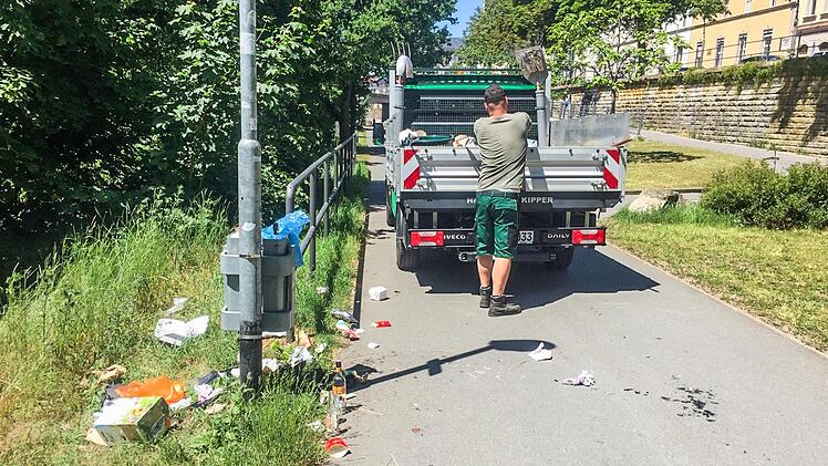 Städtische Mitarbeiter kommen kaum noch hinterher, an den Kanalufern für Ordnung zu sorgen. Fotos: Gartenamt