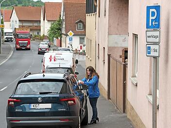 Das Bild wurde nachgestellt, aber Parken auf dem Gehsteig gehört zu den häufigsten Verkehrsverstößen, die im ruhenden Verkehr von Verkehrsüberwacherin Nancy Stahl beobachtet wurden.