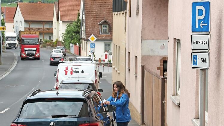 Das Bild wurde nachgestellt, aber Parken auf dem Gehsteig gehört zu den häufigsten Verkehrsverstößen, die im ruhenden Verkehr von Verkehrsüberwacherin Nancy Stahl beobachtet wurden.
