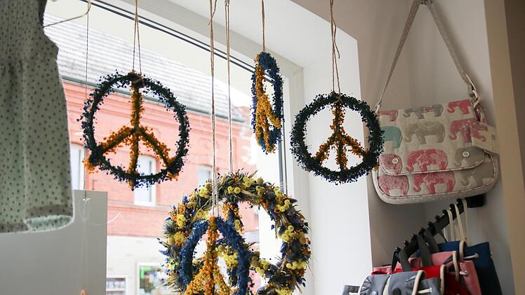 Blumenkr&auml;nze im Rahmen eines Benefizverkauf f&uuml;r die Ukraine im L&auml;dchen von Stefanie Semmelroch Foto: Romy Denk