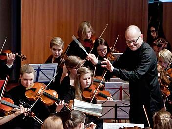 Neuer Chefdirigent: Mit klarer Zeichengebung leitet Till Fabian Weser das Jugendsymphonieorchester Oberfranken. Fotos: Jochen Berger