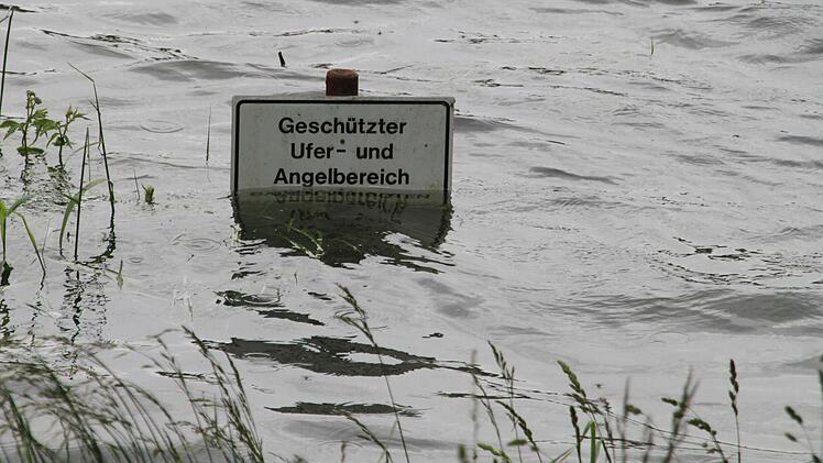 Die Staffelsteiner Seen bekommen auch etwas vom Hochwasser ab - der Pegel des Mittelsees ist am Sonntag einige Meter höher als normal.