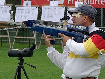 Bernhard Kreps geht mit seiner Armbrust in Anschlag. Fotos: privat