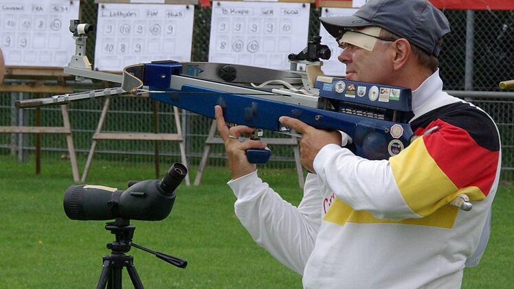 Bernhard Kreps geht mit seiner Armbrust in Anschlag. Fotos: privat