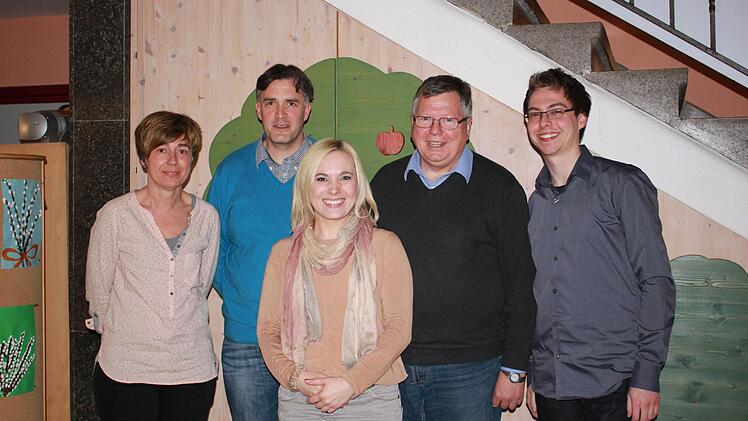 Die Neuen im Vorstand der Lebenshilfe sind: Ingrid Tropsch, Christina Dittmann und Julian Ehret 8von links) Zweiter Bürgermeister Harald Pascher (zweiter von links) und Vorsitzender Hans-Werner Steger (zweiter von rechts) begrüßten die drei im Vorstand.