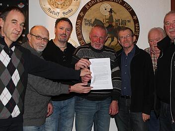 Einige Bürger streben ein Bürgerbegehren gegen das neue Baugebiet Steigengasse an: (von links) Steffen Auerswald, Hermann Kastner, Frank Scholz, Detlef Beyerlein, Dieter Sachs, Rudi Aknai und Heinz Wanderer fordern erst einmal ein wirksames Hochwasserschutz-Konzept. Foto: Sonja Adam