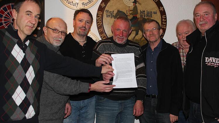 Einige Bürger streben ein Bürgerbegehren gegen das neue Baugebiet Steigengasse an: (von links) Steffen Auerswald, Hermann Kastner, Frank Scholz, Detlef Beyerlein, Dieter Sachs, Rudi Aknai und Heinz Wanderer fordern erst einmal ein wirksames Hochwasserschutz-Konzept. Foto: Sonja Adam