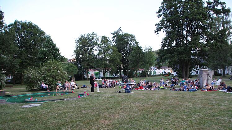 Auftakt der Erzähltheater-Reihe "Sternen-Poeten - Poesie zur Nacht" in Bad Brückenau am 21. Juni 2017. Foto: Ulrike Müller