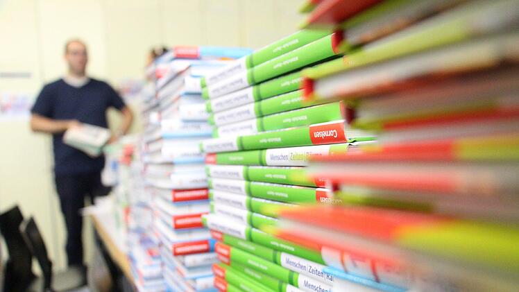 Stapelweise bekommen Höchstadts Schulen zur Zeit die neuen Bücher angeliefert. Der Grund für die große Zahl: Ein neuer Lehrplan aber der fünften Klasse.  Fotos: Christian Bauriedel