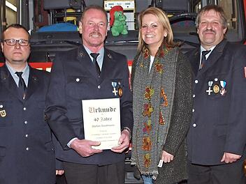 Ehrung von Stefan Seelmann für 40-jährige Treue, von links: Kommandant Sebastian Voll, stellvertretender Kommandant Tim Hallermeier, Jubilar Stefan Seelmann, 2. Bürgermeisterin Sabine Rießner, Vorsitzender Detlef Habermann und dessen Stellvertreter Uwe Hildebrand Foto: Alfred Thieret