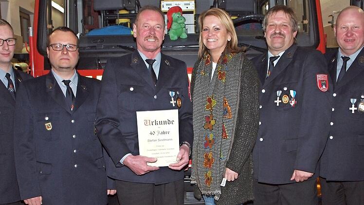 Ehrung von Stefan Seelmann für 40-jährige Treue, von links: Kommandant Sebastian Voll, stellvertretender Kommandant Tim Hallermeier, Jubilar Stefan Seelmann, 2. Bürgermeisterin Sabine Rießner, Vorsitzender Detlef Habermann und dessen Stellvertreter Uwe Hildebrand Foto: Alfred Thieret