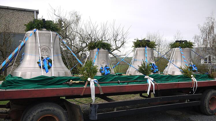 In Gleußen standen viele Menschen an der Straße, um die Ankunft der neuen Glocken für die evangelische Kirchengemeinde  live mitzuerleben. Nach Pfingsten wird das neue Geläut erstmals zu hören sein.Berthold Köhler
