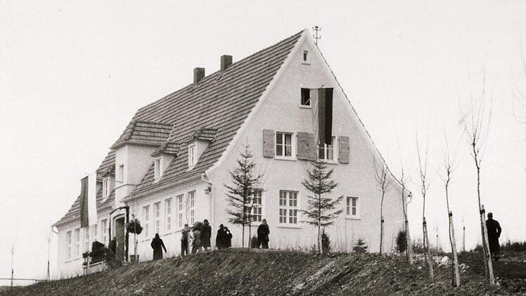 Die alte Schule 1952 bei der Einweihung .  Archiv Günter Saar