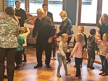 Schwungvoll tanzten die Senioren und die Kinder des Wickendorfer Kindergartens "Wickie". Foto: Uwe Thoma