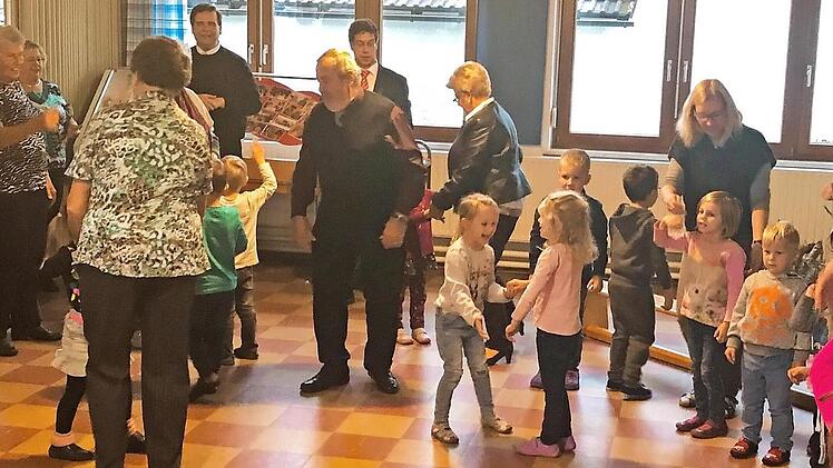 Schwungvoll tanzten die Senioren und die Kinder des Wickendorfer Kindergartens "Wickie". Foto: Uwe Thoma