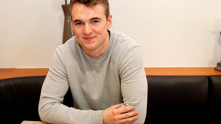 Scott mit Zeitungsartikeln über Brexit und seinem im Moment einzigen Pass, dem britischen.     Foto: Johanna Blum