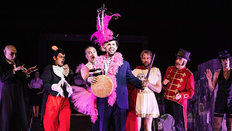 "Neues vom Tage": Szene aus der Coburger Erstaufführung von Paul Hindemiths Oper am Landestheater.Foto: Sebastian Buff